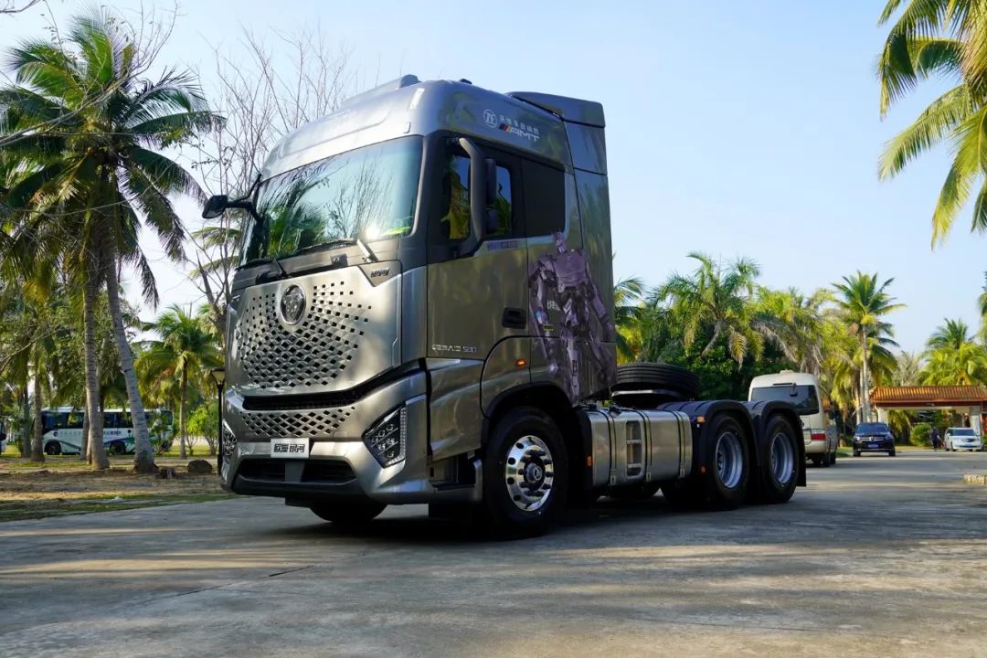 Approaching the Foton Ouman super truck