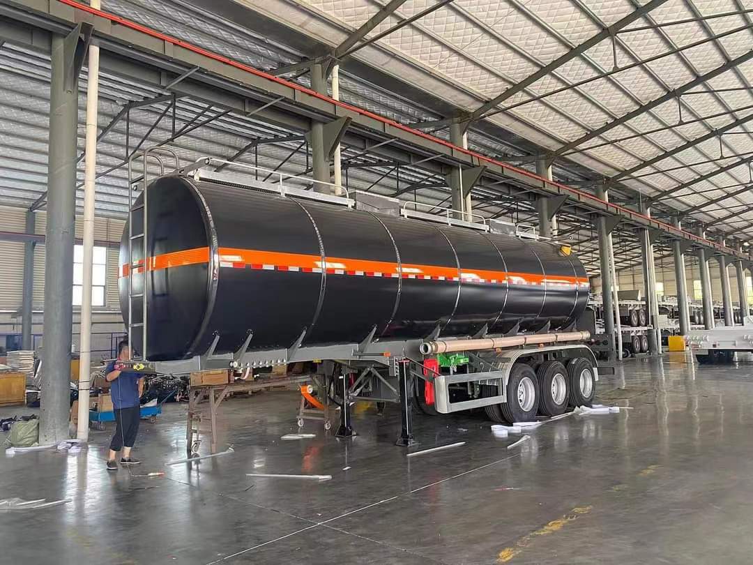 Oil tank semi-trailers ordered by Egyptian customers transport crude oil