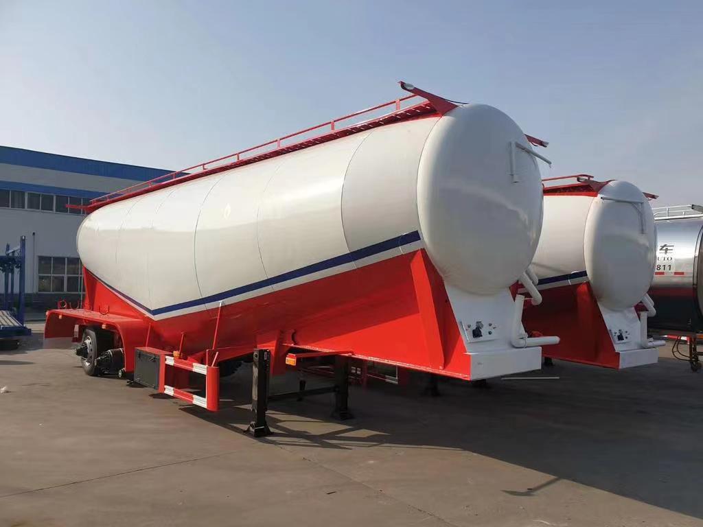 The semi-trailer of powder material tank made to order by Brazilian customers