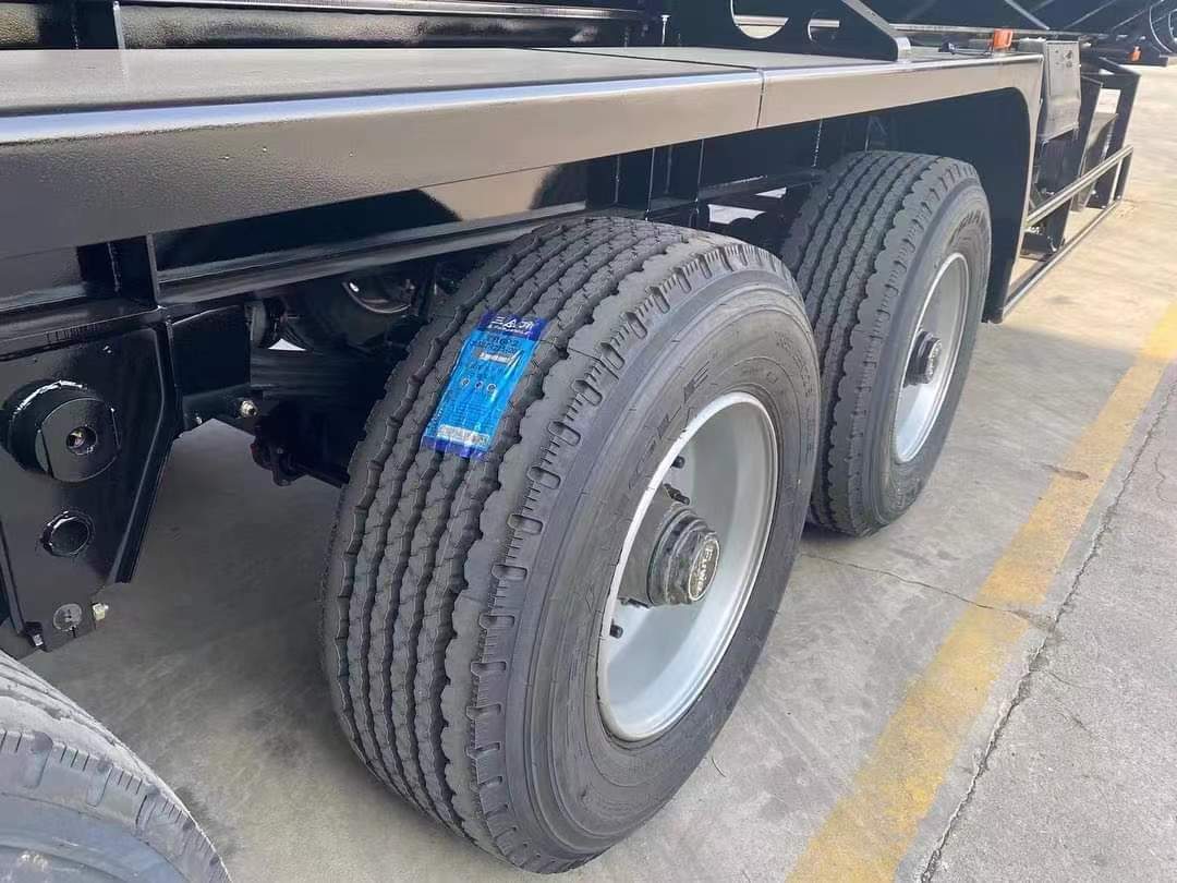 28.7 square meter gray semi-trailer
