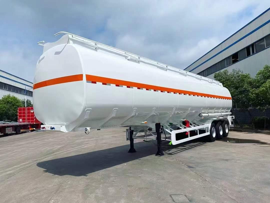 Oil tank semi-trailers ordered by Mexican customers to transport fuel