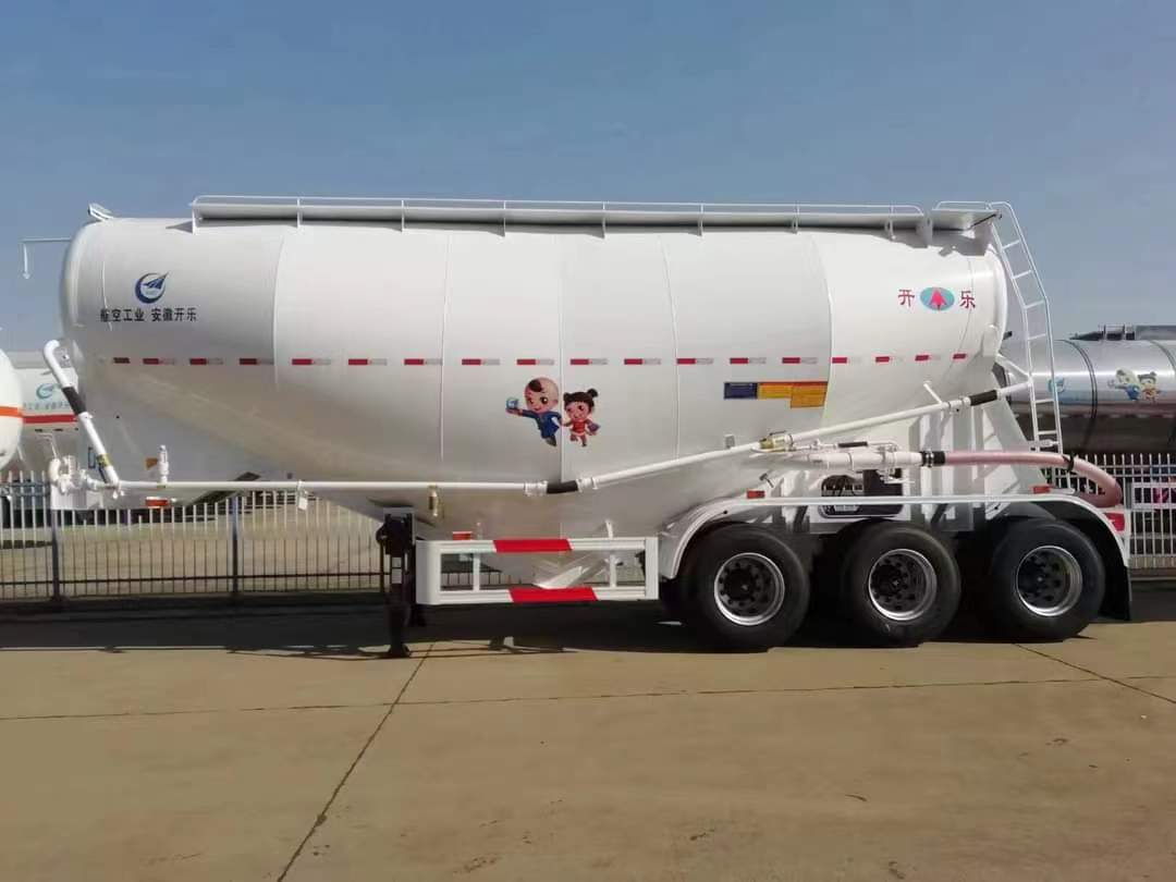 The tank semi-trailer ordered by a Lao customer transports chemical liquids