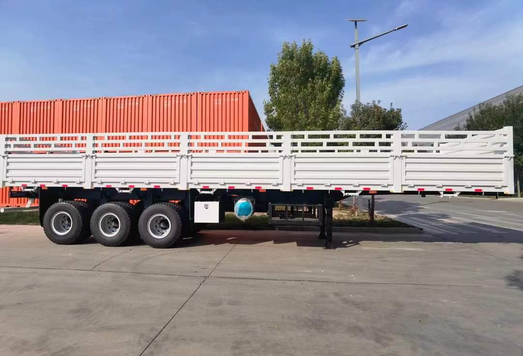 The railing semi-trailer ordered by Vietnamese customers transports department